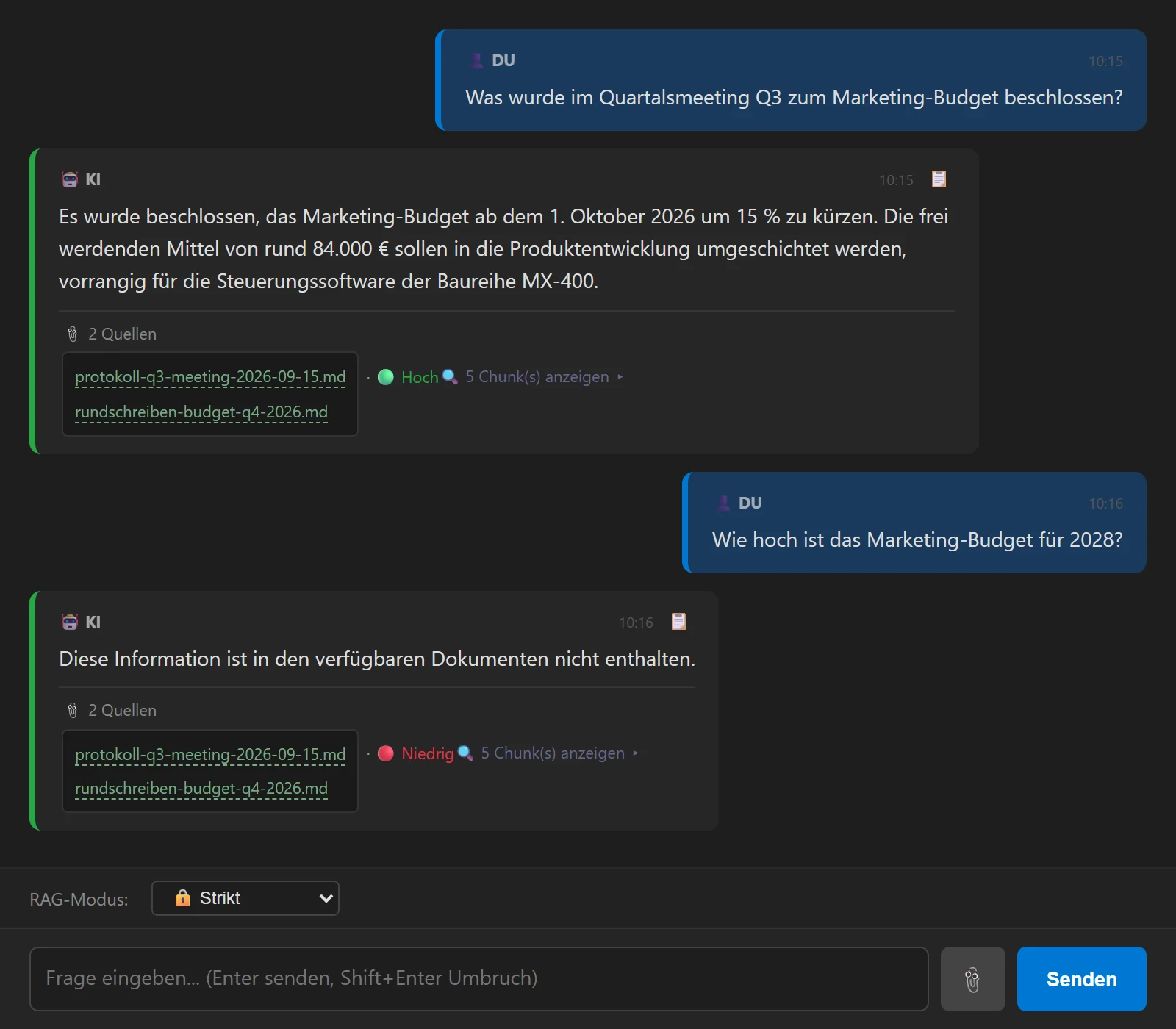 Echter Screenshot von Real KI Systems im Strikt-Modus: Auf die Frage nach dem Budgetbeschluss im Q3-Meeting antwortet die KI mit Quelle (Protokoll) und Ampel. Auf die Frage nach dem Marketing-Budget für 2028 antwortet sie, dass diese Information in den Dokumenten nicht enthalten ist.